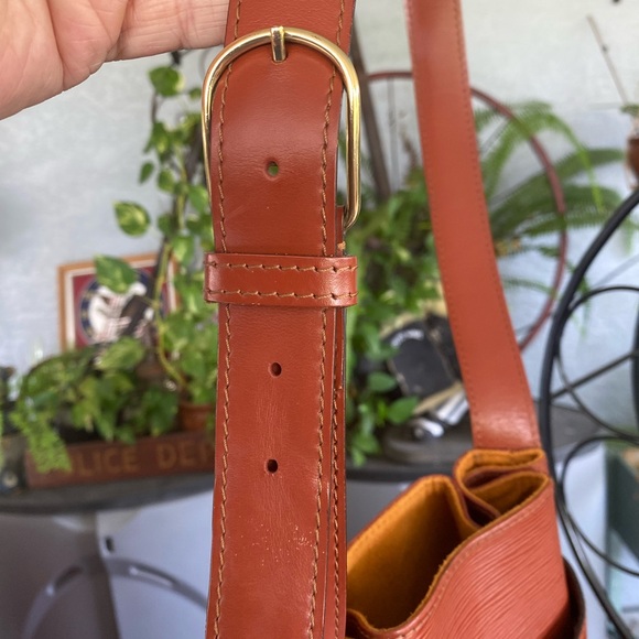 Louis Vuitton Kenyan Fawn EPI Leather Sac D’Epaule PM Bag - Picture 7 of 16